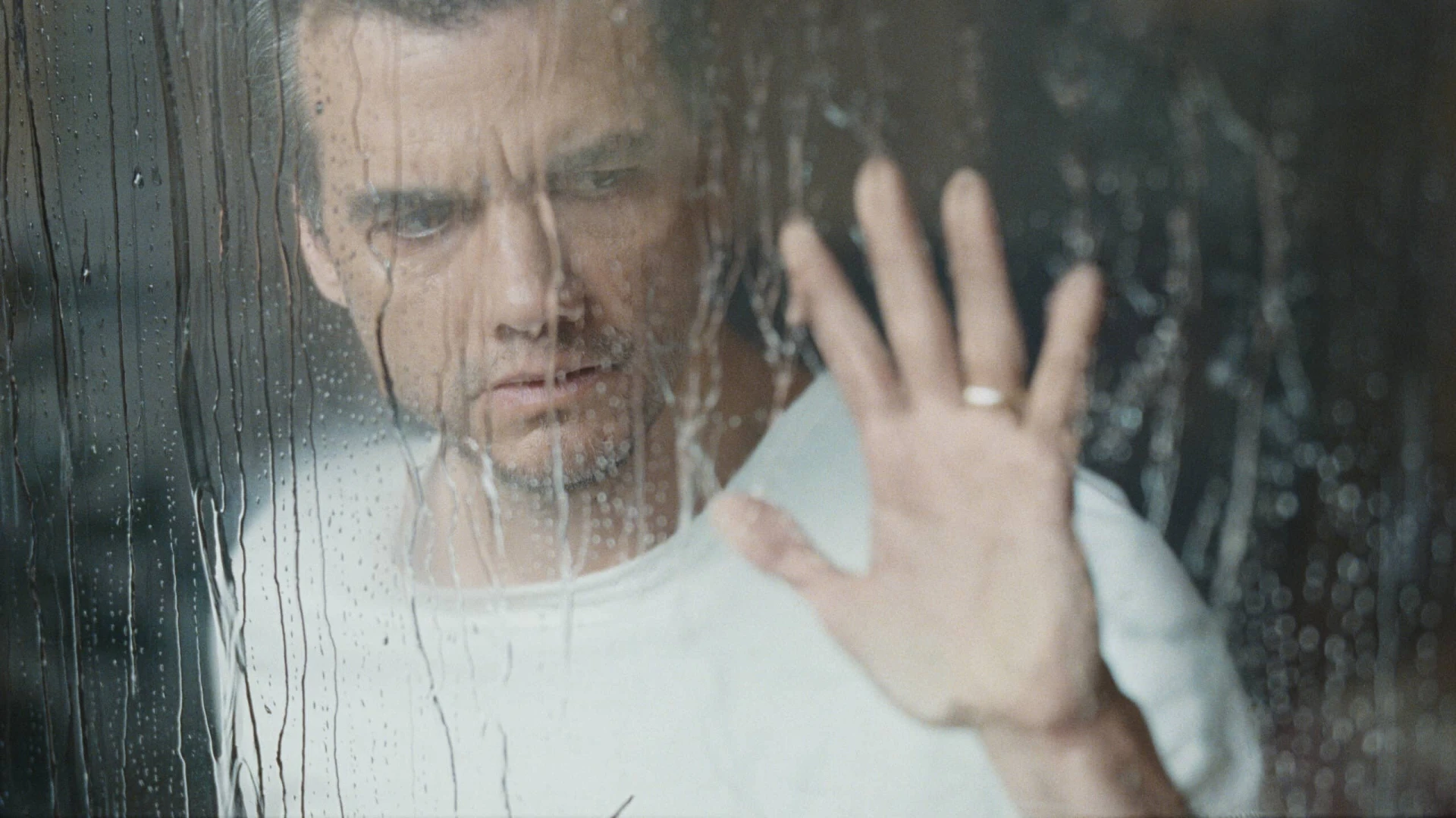 Primeiro olhar sobre o filme de terror e ficção científica 'A última casa', estrelado por Wagner Moura e Greta Lee.